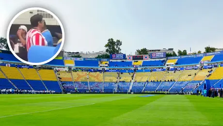 ¡Ni las Chivas se quisieron perder la Final! Captan a aficionado rojiblanco afuera del Ciudad de los Deportes