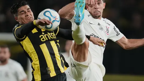 Jugadores de Peñarol y Corinthians buscando la victoria | AP
