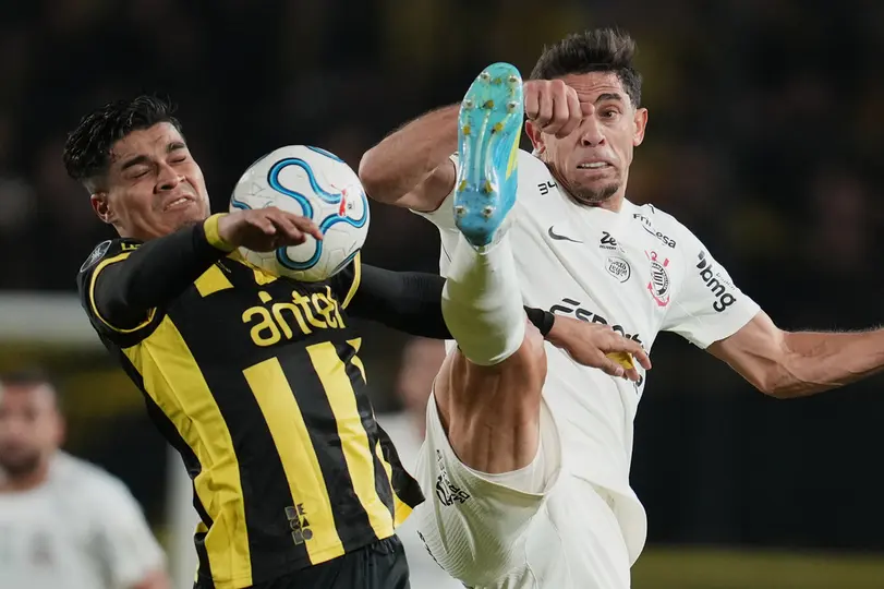 Jugadores de Peñarol y Corinthians buscando la victoria | AP