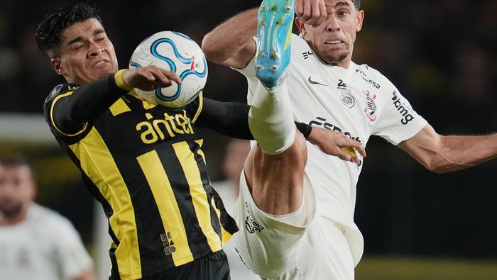 Jugadores de Peñarol y Corinthians buscando la victoria | AP
