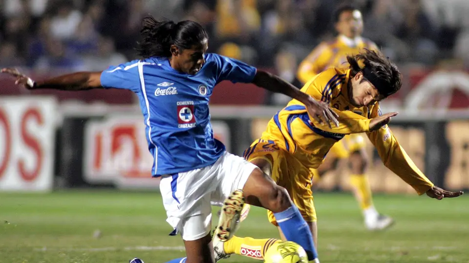 Joel Huiqui y 'Kikín' Fonseca en partido de Cruz Azul contra Tigres | MEXSPORT