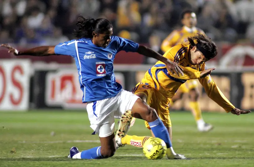 Joel Huiqui y 'Kikín' Fonseca en partido de Cruz Azul contra Tigres | MEXSPORT