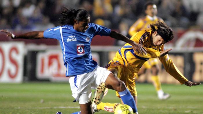 Joel Huiqui y 'Kikín' Fonseca en partido de Cruz Azul contra Tigres | MEXSPORT