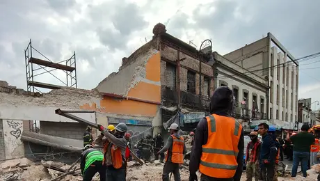 VIDEO: Se desploma barda en el Centro Histórico de CDMX y cae sobre camión de pasajeros