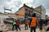 Se desploma barda en el Centro Histórico de CDMX y cae sobre camión de pasajeros