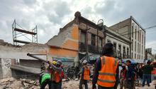 VIDEO: Se desploma barda en el Centro Histórico de CDMX y cae sobre camión de pasajeros