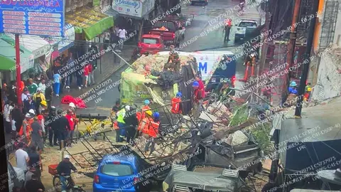 Una barda en proceso de demolición colapsó sobre un camión de pasajeros en calles del Centro Histórico de CDMX. / X