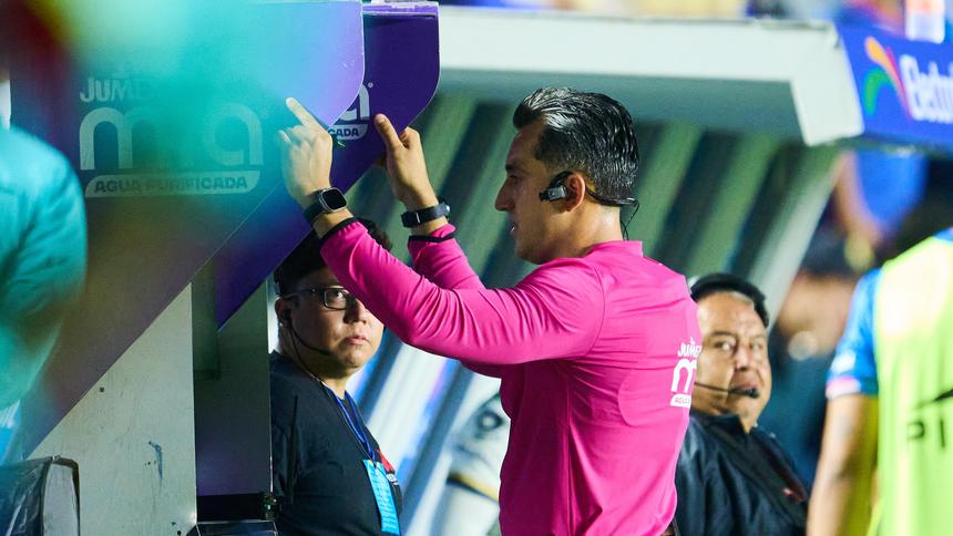 El VAR ya fue factor en el partido entre Pumas y Cruz Azul | MEXSPORT