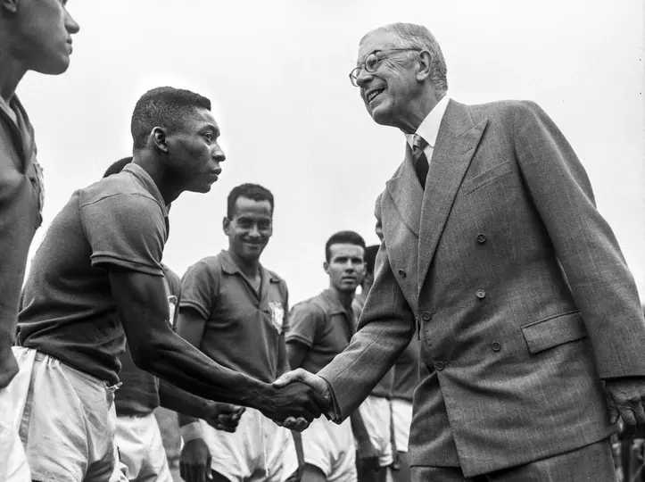 Pelé saluda al Rey Gustaf VI Adolf previo a la Final del Mundial ante Suecia en 1958 | AFP