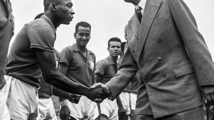 Pelé saluda al Rey Gustaf VI Adolf previo a la Final del Mundial ante Suecia en 1958 | AFP
