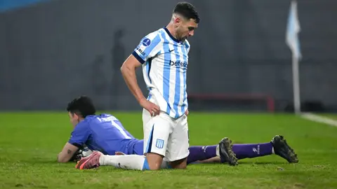 ¡El error del año! Maravilla Martínez protagoniza un increíble fallo y Racing queda eliminado