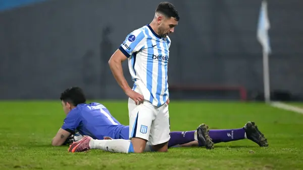 ¡El error del año! Maravilla Martínez protagoniza un increíble fallo y Racing queda eliminado