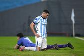 ¡El error del año! Maravilla Martínez protagoniza un increíble fallo y Racing queda eliminado