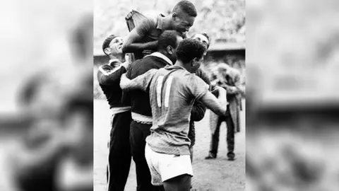 Edson Arantes do Nascimento Pelé llora en los brazos de sus compañeros tras ganar el Mundial de 1958 | AFP