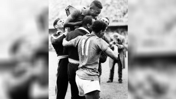Edson Arantes do Nascimento Pelé llora en los brazos de sus compañeros tras ganar el Mundial de 1958 | AFP