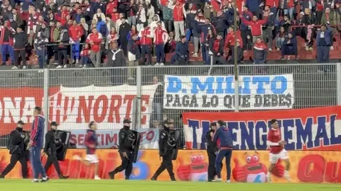 Hinchas de Unión Santa Fe arremeten contra Milito l X:okdobleamarilla