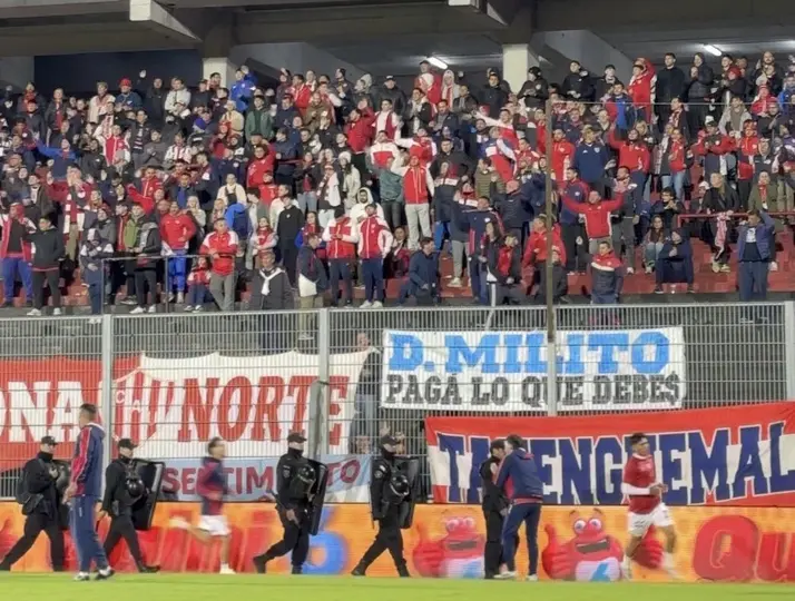 Hinchas de Unión Santa Fe arremeten contra Milito l X:okdobleamarilla
