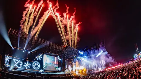 Miles de fans del reggaetón ya esperan el anuncio oficial del cartel del Flow Fest 2026./ FB: Coca Cola Flow