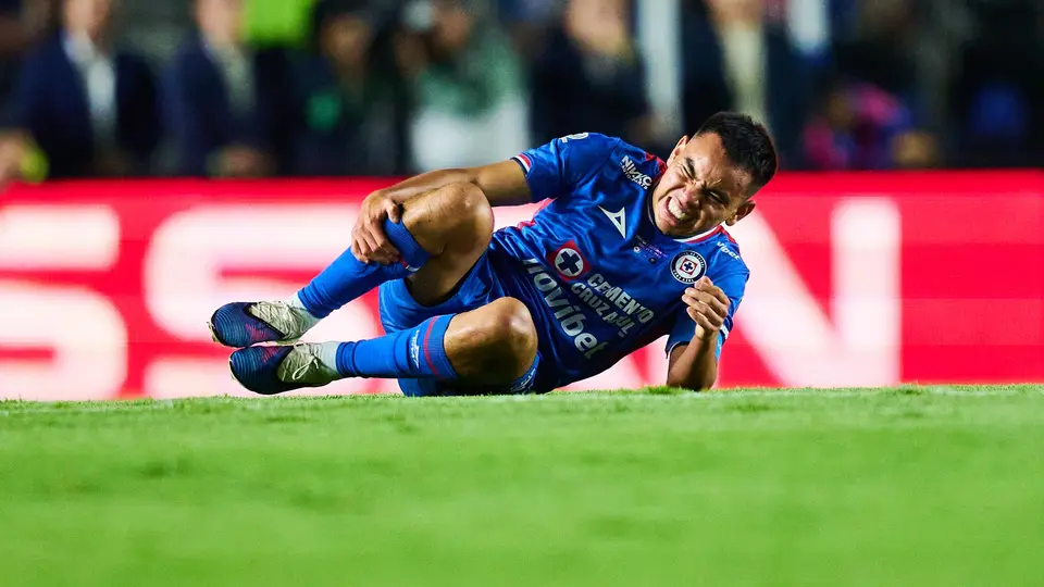 Charly Rodríguez en lamento en el partido de Cruz Azul contra Pumas | MEXSPORT