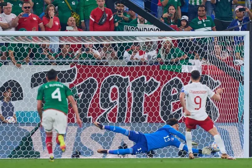 Ochoa detiene penalti a Robert Lewandowski en Qatar 2022 | MEXSPORT