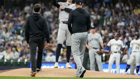 Cam Schlittler y Aaron Boone | AP