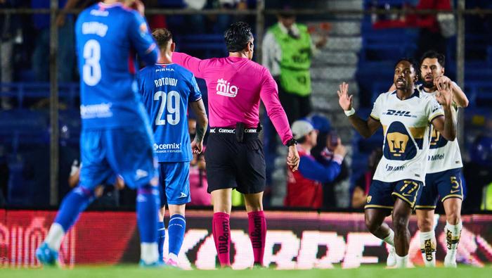 Ismael López Peñuelas en el partido entre Cruz Azul y Pumas | MEXSPORT