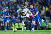 Amaury García jalando a Juninho en la final de Ida del Clausura | MEXSPORT