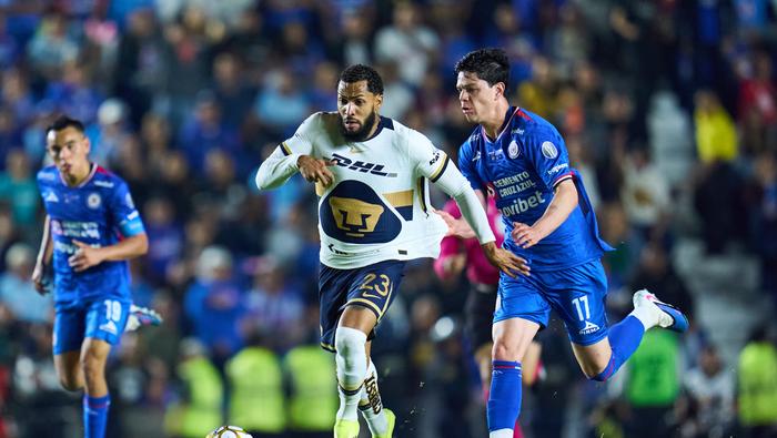 Amaury García jalando a Juninho en la final de Ida del Clausura | MEXSPORT