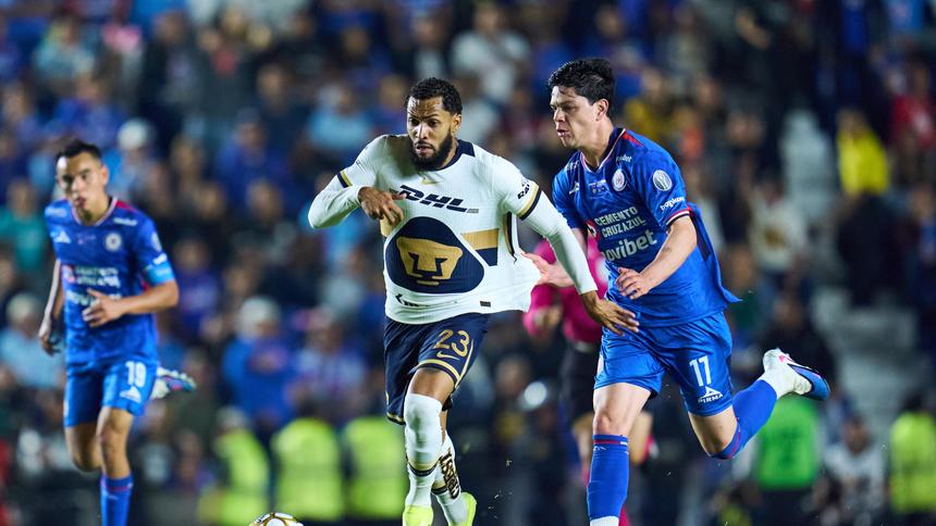 Amaury García jalando a Juninho en la final de Ida del Clausura | MEXSPORT