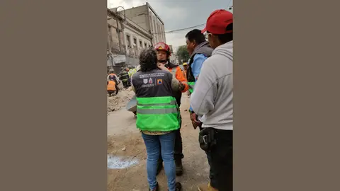 Trabajadores de construcción apoyaron en las maniobras para retirar los escombros tras el colapso. / @SGIRPC_CDMX
