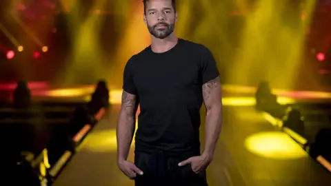 Lanzan gas lacrimógeno contra Ricky Martin durante concierto. / AP