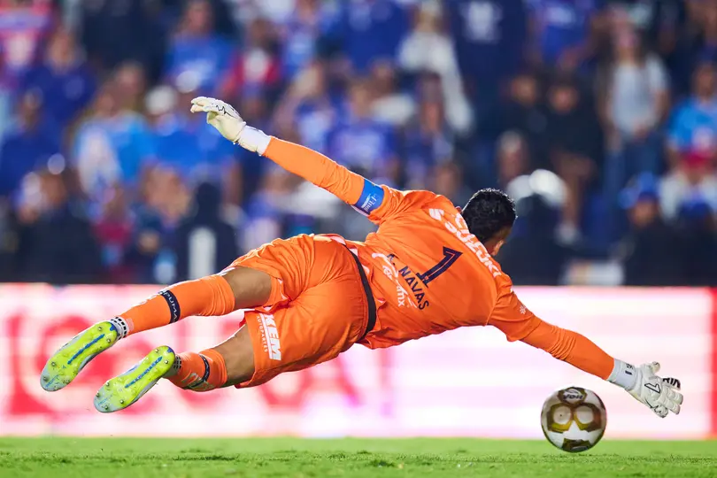 Keylor Navas salvando un disparo en la Final de Ida | MEXSPORT