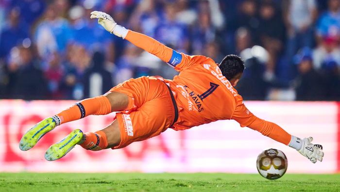 Keylor Navas salvando un disparo en la Final de Ida | MEXSPORT