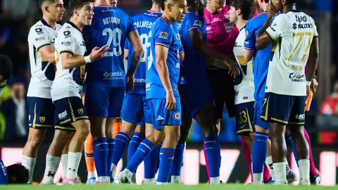Jugadores de Cruz Azul y Pumas en un encontronazo | MEXPSORT