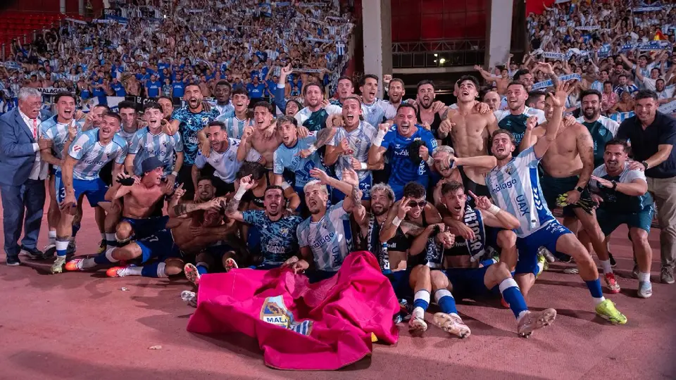 Málaga festejando su ascenso en España l X:MalagaCF