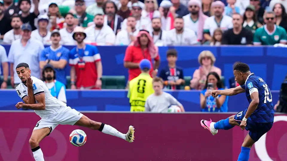 Kylian Mbappé dispara ante la marca de un defensor para sacudir las redes | AP