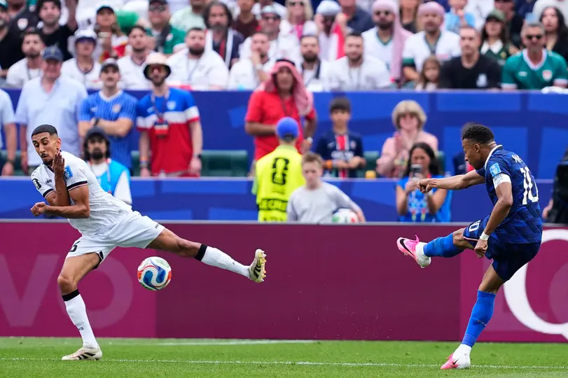 Kylian Mbappé dispara ante la marca de un defensor para sacudir las redes | AP