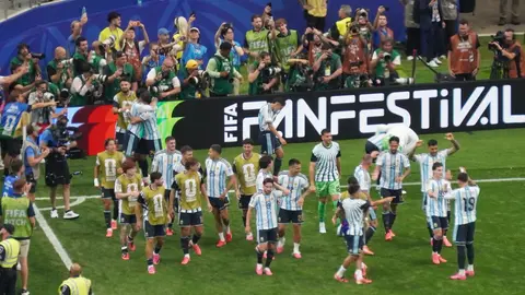 Plantilla de Argentina celebra el gol de Messi l CARLOS PONCE