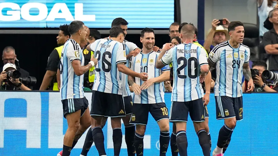 Lionel Messi celebrando su gol con Argentina l AP