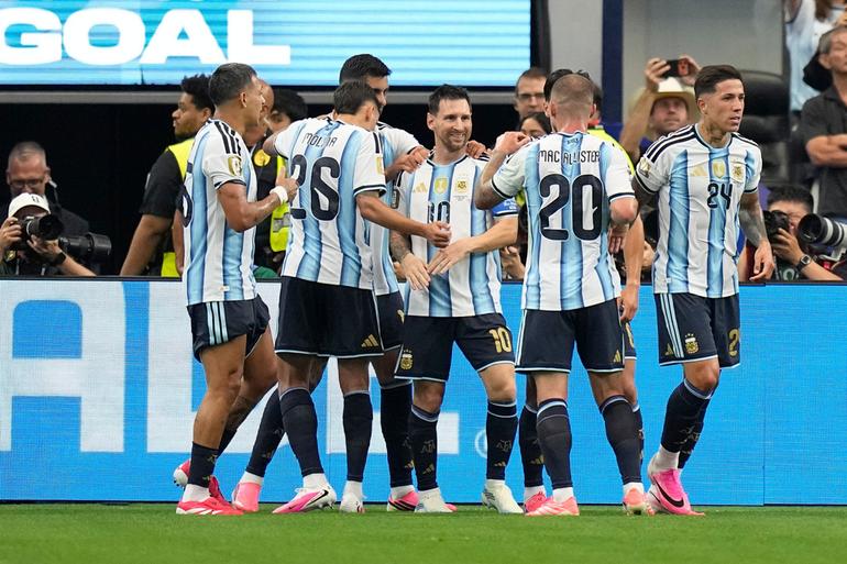 Lionel Messi celebrando su gol con Argentina l AP