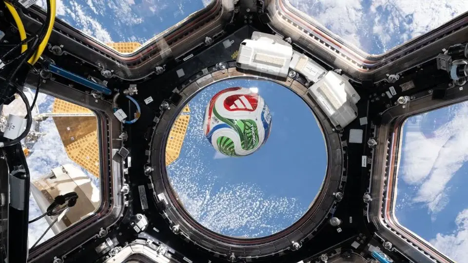 Las investigaciones realizadas en el espacio ayudan a comprender fenómenos que influyen en el vuelo de un balón de fútbol./ NASA