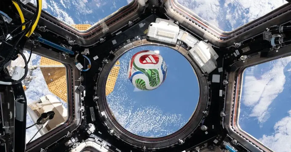 Las investigaciones realizadas en el espacio ayudan a comprender fenómenos que influyen en el vuelo de un balón de fútbol./ NASA
