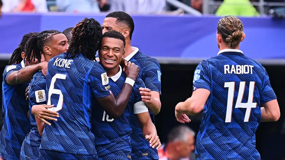 Jugadores de Francia celebran con Mbappé en el partido contra Irak | MEXSPORT