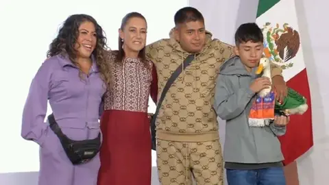 Karla Gómez y su hijo Cristian acompañaron a Merlín en la invitación realizada por el Gobierno federal. / Redes.