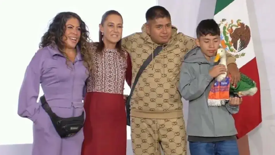 Karla Gómez y su hijo Cristian acompañaron a Merlín en la invitación realizada por el Gobierno federal. / Redes.