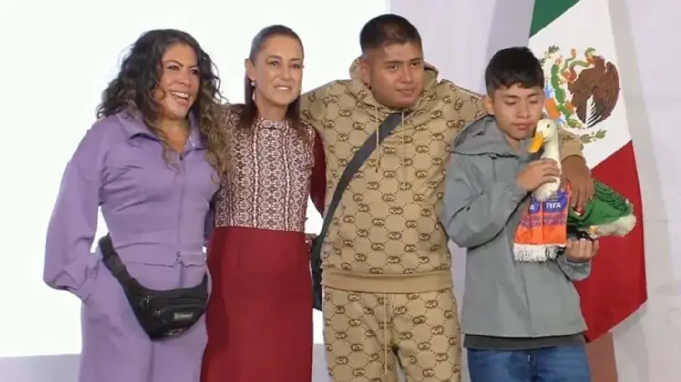 Karla Gómez y su hijo Cristian acompañaron a Merlín en la invitación realizada por el Gobierno federal. / Redes.
