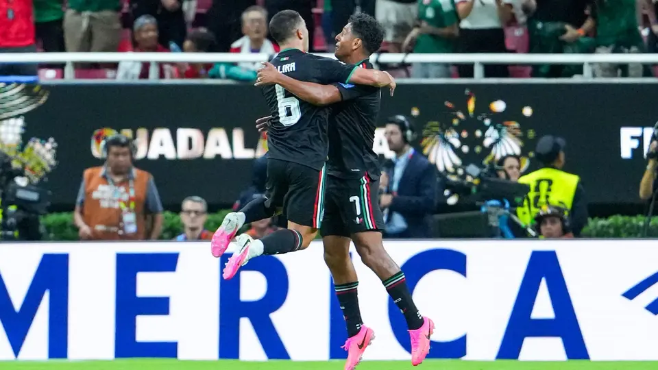 Lira y Romo en celebración con la Selección Mexicana en el Mundial 2026 | IMAGO 7