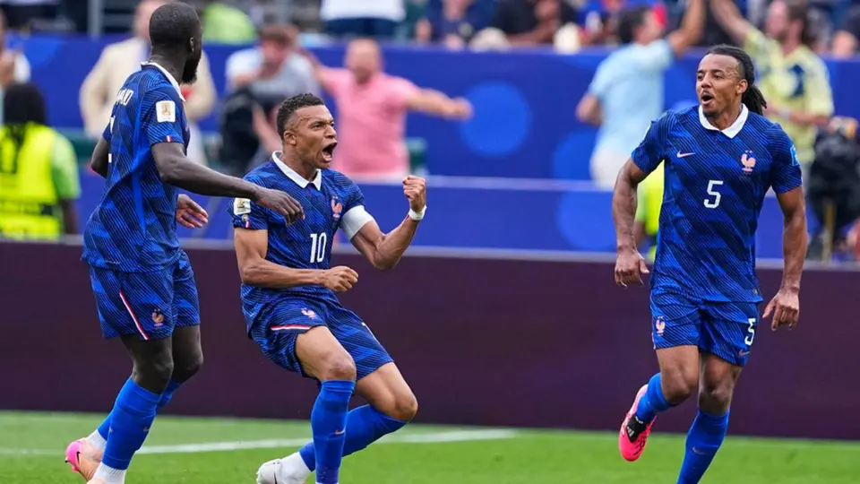 Kylian Mbappé celebra uno de sus goles | AP