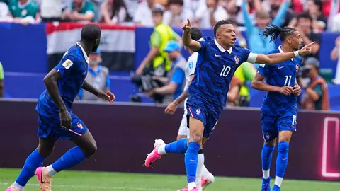 Mbappé celebra su anotación con el resto de sus compañeros | AP