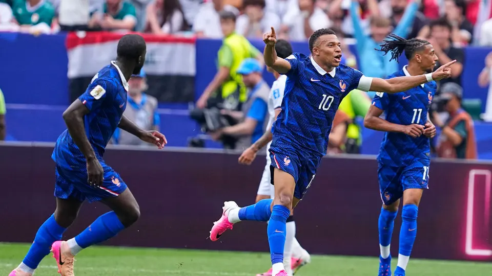 Mbappé celebra su anotación con el resto de sus compañeros | AP